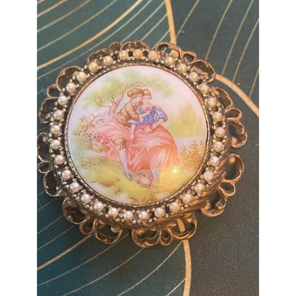 Vintage Transfer Brooch Romantic Victorian Couple Scene & Faux Pearls - Picture 1 of 3
